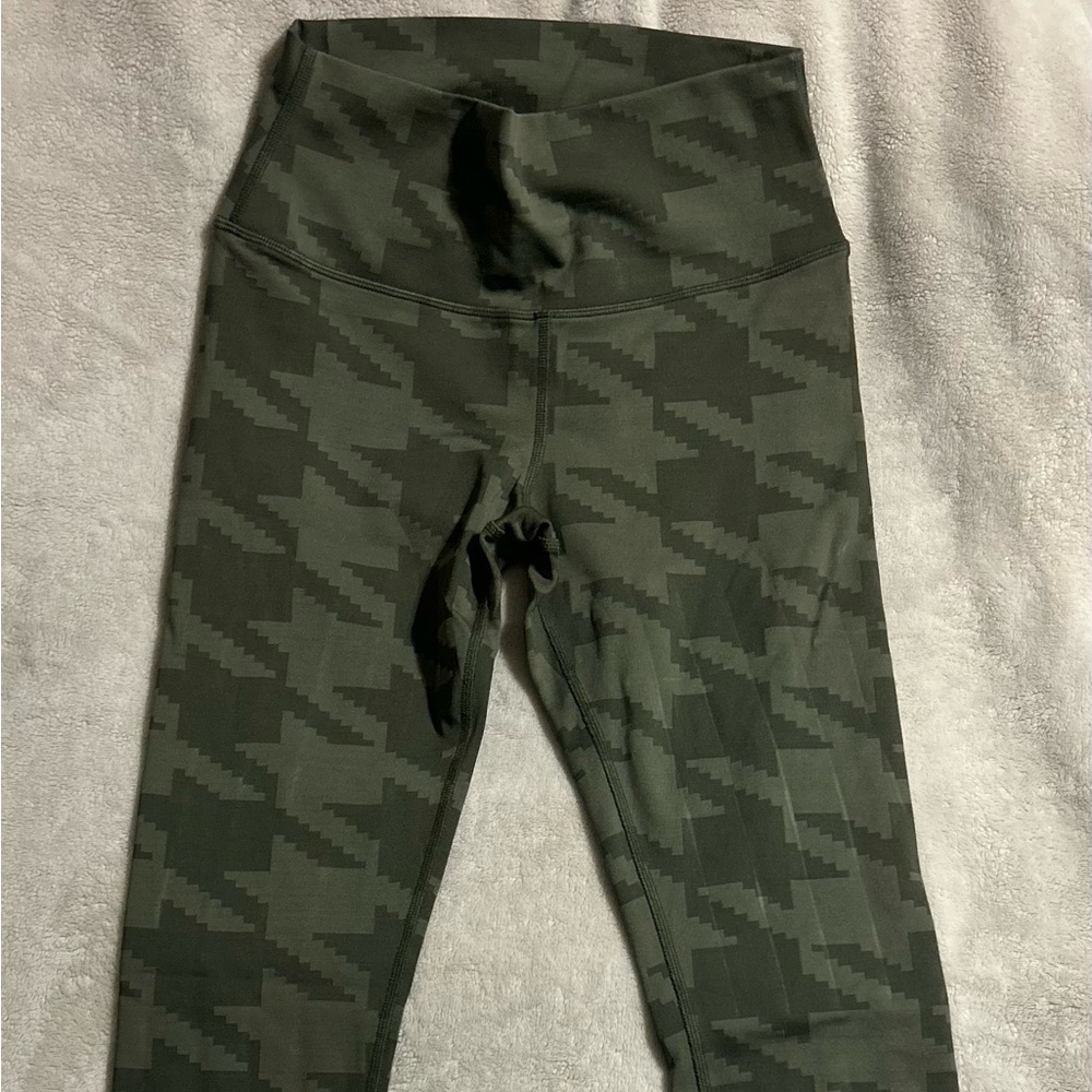 Olive green Alo Yoga leggings, long length. Print.